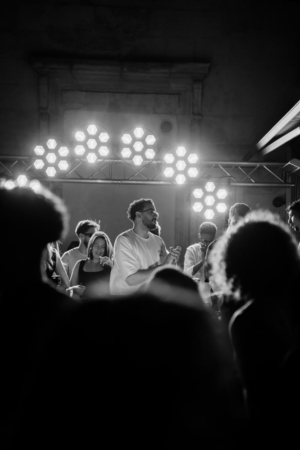 YAMSY derrière les platines, photo noir et blanc